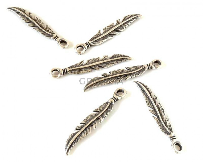 Pluma Zamak. Colgante. 55x9,5mm. Plateado. Int.4,5mm