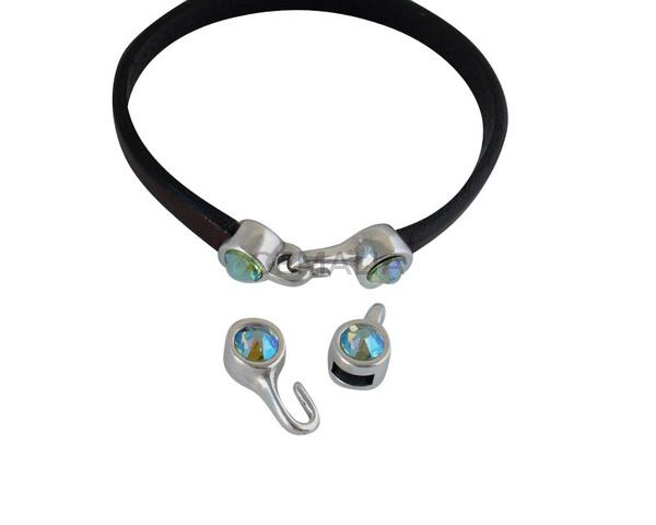 Cierre garfio de SWAROVSKI y Zamak. Set 2 piezas 6x15mm - 6x11mm. Plateado-Peridot Shimmer. Int.5x2mm