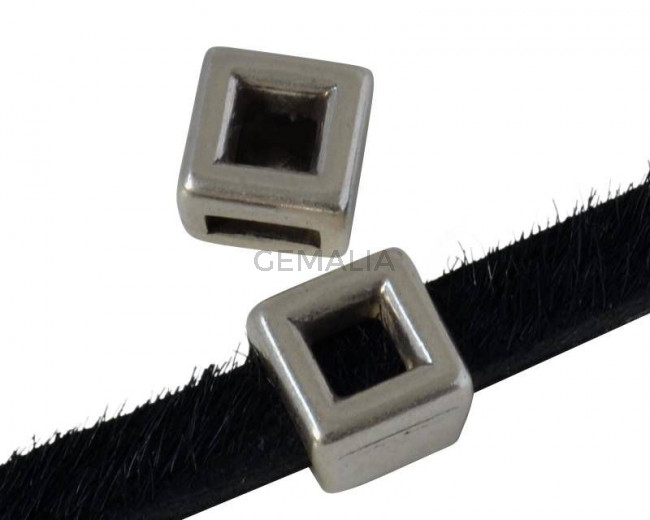 Cuadrado de Zamak. 8x8mm. Plateado. Int.5x2,5mm