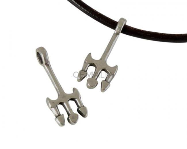 Colgante de Zamak  tridente 34x13,5mm. Plateado. Int.5mm