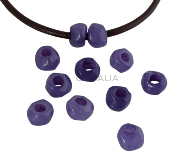 Resina. Rondel irregular 9x9x7mm. Lila jaspeado. Int.3mm aprox. Calidad superior.