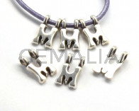 Colgante Letra Zamak  "M". 9mm. Plateado. Int.2,2mm