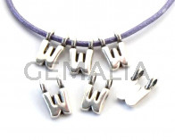 Colgante Letra Zamak  "W". 9mm. Plateado. Int.2,2mm
