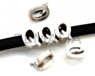 Letra Zamak "Q". 9,5mm. Plateado. Int.6x2,5mm