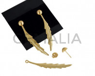 Pendiente pluma de laton 48x6mm. Dorado. Calidad Superior