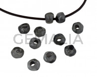 Resina. Rondel irregular 9x9x7mm. Gris jaspeado. Int.3mm aprox. Calidad superior.