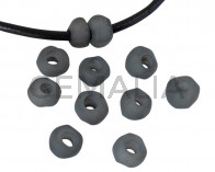 Resina. Rondel irregular 9x9x7mm. Gris hielo. Int.3mm aprox. Calidad superior.