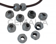 Resina. Rondel irregular 9x9x7mm. Gris opaco. Int.3mm aprox. Calidad superior.