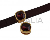 Entrepieza de SWAROVSKI y Zamak. Cuadrado 13x13mm. Dorado. Burgundy. Int.10x2,5mm
