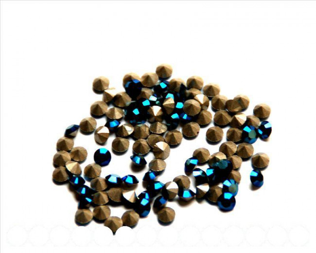 Swarovski. Xilion Chatons 4mm. Crystal Metallic Blue.