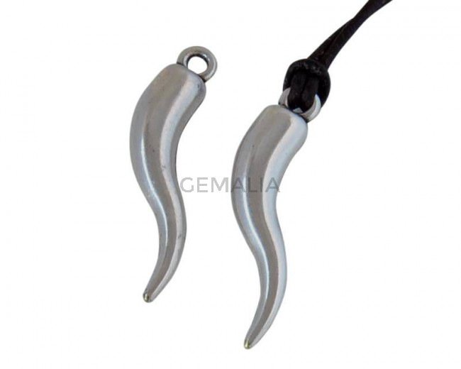 Zamak horn pendant. 29x6mm. Silver. Inn.1.8mm